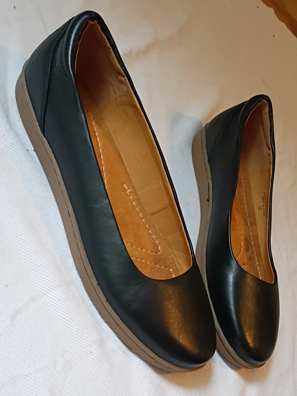 New Earth Landen Black Leather Women's Slip-On Flats - Picture 6 of 7